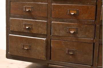 和製アンティーク　前面ナラ材　48杯　ネームプレート付き　収納力抜群!レトロな佇まいが魅力的なチェスト(引き出し、サイドボード)(R-053125)