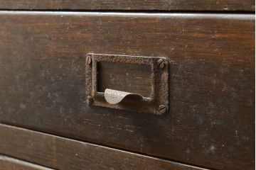 和製アンティーク　前面ナラ材　48杯　ネームプレート付き　収納力抜群!レトロな佇まいが魅力的なチェスト(引き出し、サイドボード)(R-053125)