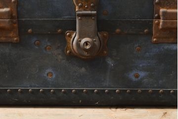 和製アンティーク　レトロな雰囲気のディスプレイとしてもおすすめな船トランク(ローテーブル、センターテーブル、収納)(R-053130)