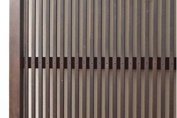 アンティーク建具　昭和初期　経年を感じる木の風合いが味わい深い幅狭格子戸2枚セット(引き戸、帯ガラス戸)(R-053132)