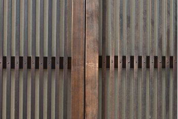 アンティーク建具　昭和初期　経年を感じる木の風合いが味わい深い幅狭格子戸2枚セット(引き戸、帯ガラス戸)(R-053132)