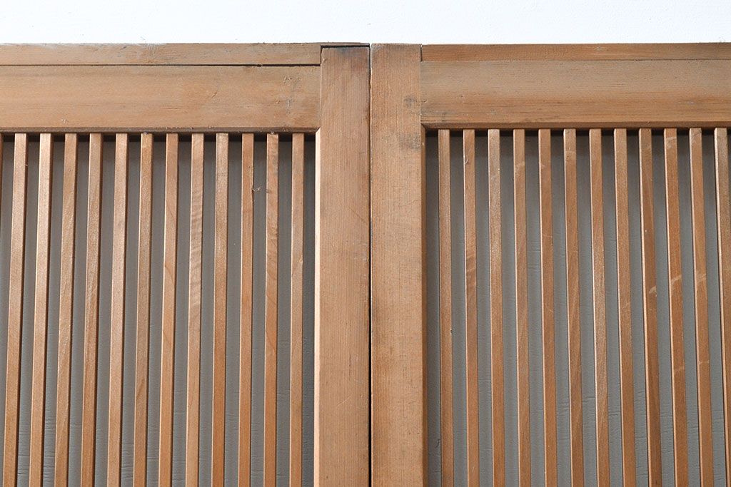 アンティーク建具　昭和初期　幅狭　整然と並ぶ細い縦桟が涼し気な雰囲気を醸し出す格子戸2枚セット(引き戸)(R-053133)