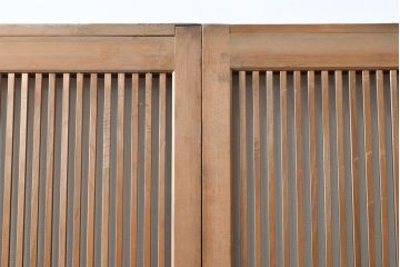 アンティーク建具　昭和初期　幅狭　整然と並ぶ細い縦桟が涼し気な雰囲気を醸し出す格子戸2枚セット(引き戸)(R-053133)