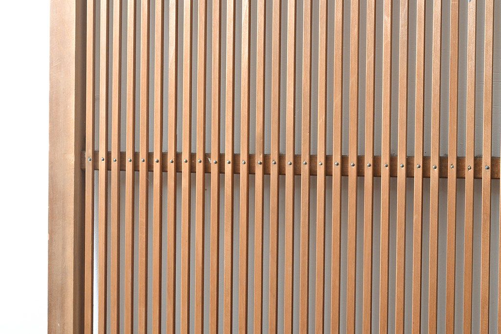 アンティーク建具　昭和初期　幅狭　整然と並ぶ細い縦桟が涼し気な雰囲気を醸し出す格子戸2枚セット(引き戸)(R-053133)