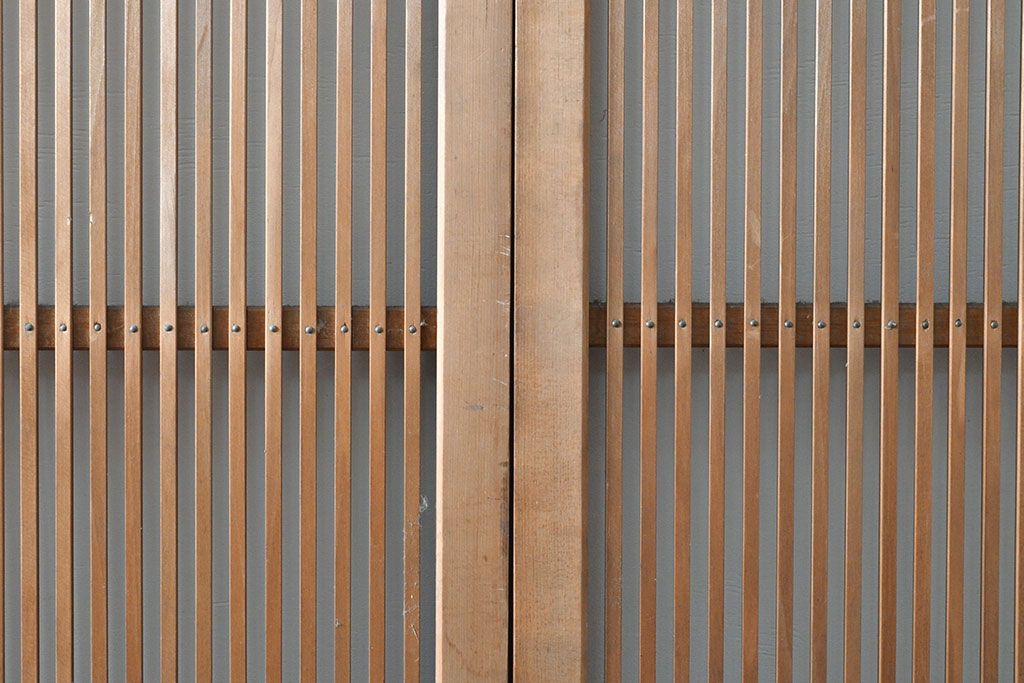 アンティーク建具　昭和初期　幅狭　整然と並ぶ細い縦桟が涼し気な雰囲気を醸し出す格子戸2枚セット(引き戸)(R-053133)