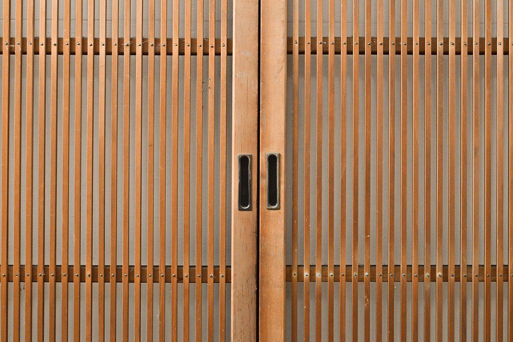 アンティーク建具　昭和初期　幅狭　整然と並ぶ細い縦桟が涼し気な雰囲気を醸し出す格子戸2枚セット(引き戸)(R-053133)