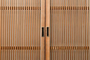 アンティーク建具　昭和初期　幅狭　整然と並ぶ細い縦桟が涼し気な雰囲気を醸し出す格子戸2枚セット(引き戸)(R-053133)
