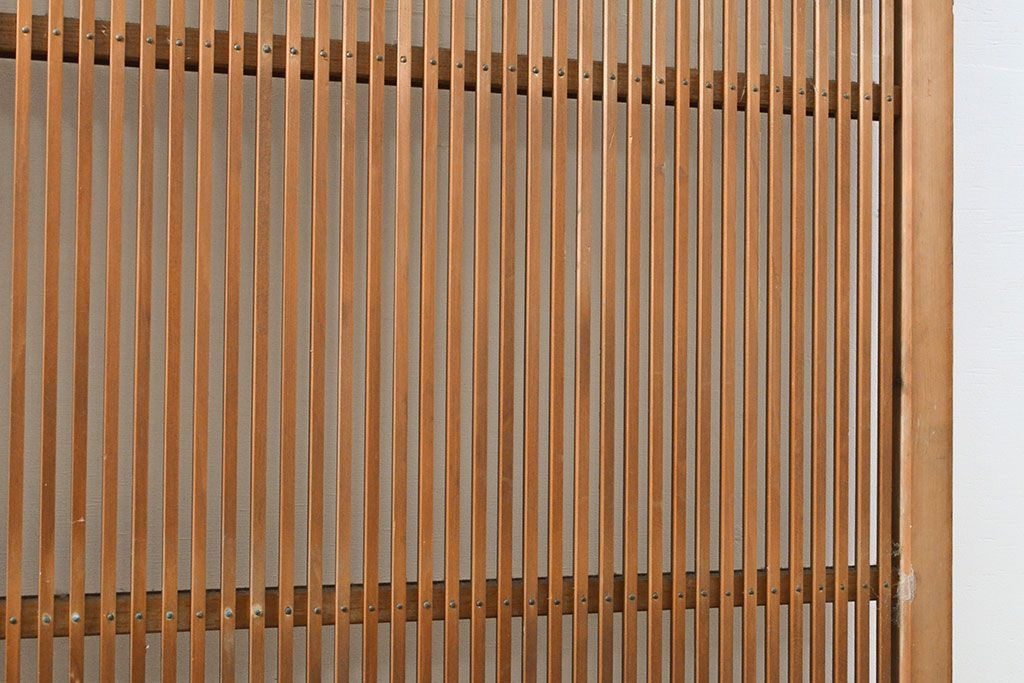 アンティーク建具　昭和初期　幅狭　整然と並ぶ細い縦桟が涼し気な雰囲気を醸し出す格子戸2枚セット(引き戸)(R-053133)