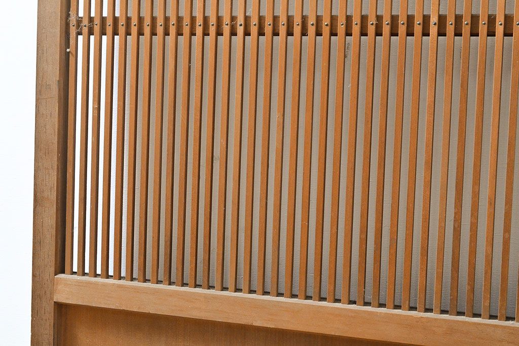 アンティーク建具　昭和初期　幅狭　整然と並ぶ細い縦桟が涼し気な雰囲気を醸し出す格子戸2枚セット(引き戸)(R-053133)
