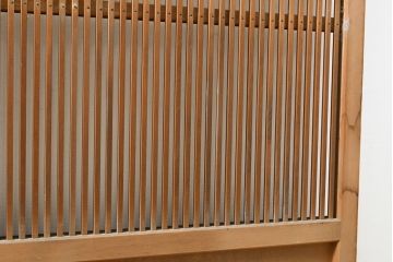 アンティーク建具　昭和初期　幅狭　整然と並ぶ細い縦桟が涼し気な雰囲気を醸し出す格子戸2枚セット(引き戸)(R-053133)