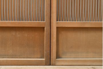 アンティーク建具　昭和初期　幅狭　整然と並ぶ細い縦桟が涼し気な雰囲気を醸し出す格子戸2枚セット(引き戸)(R-053133)