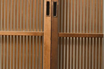 アンティーク建具　昭和初期　幅狭　整然と並ぶ細い縦桟が涼し気な雰囲気を醸し出す格子戸2枚セット(引き戸)(R-053133)