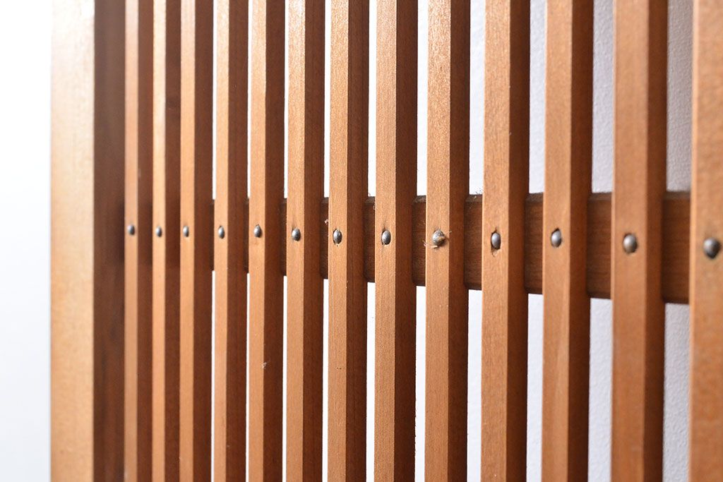 アンティーク建具　昭和初期　幅狭　整然と並ぶ細い縦桟が涼し気な雰囲気を醸し出す格子戸2枚セット(引き戸)(R-053133)