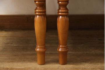 中古　美品　横浜クラシック家具　ダニエル(daniel)　A-543　クラシカルな佇まいが目を引くLDサイドチェア2脚セット(ダイニングチェア、椅子)(定価2脚で約41万円)(R-053137)
