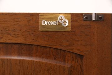 中古　美品　DREXEL HERITAGE(ドレクセルヘリテイジ)　Triune(トライユン)　優雅な佇まいが魅力のクリデンザキャビネット(クレデンザ、サイドボード、リビングボード)(定価約66万円)(R-053139)
