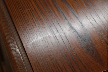 中古　美品　総ケヤキ材　玉杢　漆塗り　品のある佇まいが美しい指物飾り棚(茶棚、収納棚)(定価約140万円)(R-053144)