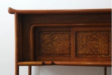 中古　美品　総ケヤキ材　玉杢　漆塗り　品のある佇まいが美しい指物飾り棚(茶棚、収納棚)(定価約140万円)(R-053144)