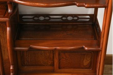 中古　美品　総ケヤキ材　玉杢　漆塗り　品のある佇まいが美しい指物飾り棚(茶棚、収納棚)(定価約140万円)(R-053144)
