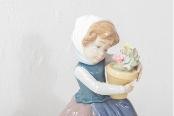 リヤドロ(LLADRO)　甘い花の香り　リンダ　春が来た　2点セット(フィギュリン)(R-053147)