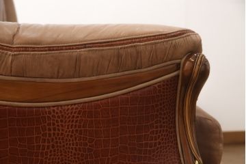 中古　美品　イタリア高級ソファ　Formitalia(フォルミタリア)製　味わいのある本革と凝ったデザインが魅力的な3人掛けレザーソファ(定価約120万円)(三人掛けソファ、3P)(R-053154)(検索ワード:グッチ、GUCCI)