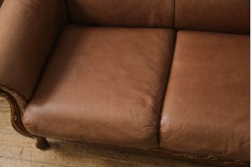 中古　美品　イタリア高級ソファ　Formitalia(フォルミタリア)製　味わいのある本革と凝ったデザインが魅力的な3人掛けレザーソファ(定価約120万円)(三人掛けソファ、3P)(R-053154)(検索ワード:グッチ、GUCCI)