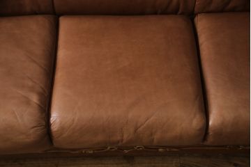 中古　美品　イタリア高級ソファ　Formitalia(フォルミタリア)製　味わいのある本革と凝ったデザインが魅力的な3人掛けレザーソファ(定価約120万円)(三人掛けソファ、3P)(R-053154)(検索ワード:グッチ、GUCCI)
