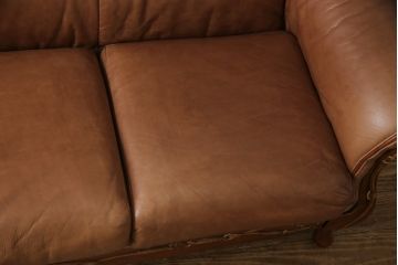 中古　美品　イタリア高級ソファ　Formitalia(フォルミタリア)製　味わいのある本革と凝ったデザインが魅力的な3人掛けレザーソファ(定価約120万円)(三人掛けソファ、3P)(R-053154)(検索ワード:グッチ、GUCCI)