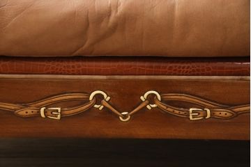 中古　美品　イタリア高級ソファ　Formitalia(フォルミタリア)製　味わいのある本革と凝ったデザインが魅力的な3人掛けレザーソファ(定価約120万円)(三人掛けソファ、3P)(R-053154)(検索ワード:グッチ、GUCCI)