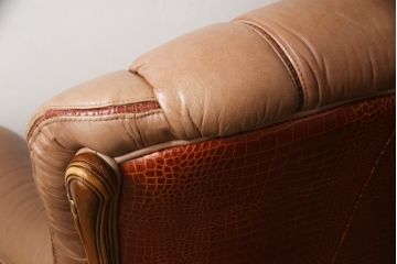 中古　美品　イタリア高級ソファ　Formitalia(フォルミタリア)製　味わいのある本革と凝ったデザインが魅力的な3人掛けレザーソファ(定価約120万円)(三人掛けソファ、3P)(R-053154)(検索ワード:グッチ、GUCCI)