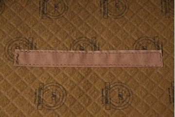 中古　美品　イタリア高級ソファ　Formitalia(フォルミタリア)製　味わいのある本革と凝ったデザインが魅力的な3人掛けレザーソファ(定価約120万円)(三人掛けソファ、3P)(R-053154)(検索ワード:グッチ、GUCCI)