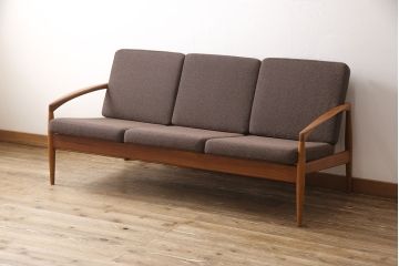 中古　宮崎椅子製作所　細身の美しいチェリー材のフレームが印象的なペーパーナイフソファ(3人掛けソファ、アームソファ)(R-053155)