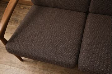 中古　宮崎椅子製作所　細身の美しいチェリー材のフレームが印象的なペーパーナイフソファ(3人掛けソファ、アームソファ)(R-053155)