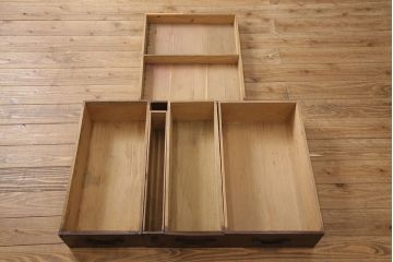 和製アンティーク　ヒノキ材製　多彩な収納が付いた2段重ね階段箪笥(時代箪笥、和タンス)(R-053157)