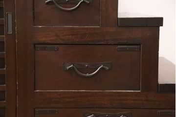 和製アンティーク　ヒノキ材製　多彩な収納が付いた2段重ね階段箪笥(時代箪笥、和タンス)(R-053157)