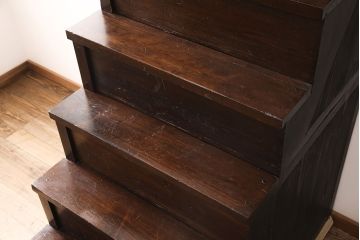 和製アンティーク　ヒノキ材製　多彩な収納が付いた2段重ね階段箪笥(時代箪笥、和タンス)(R-053157)