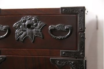 中古　門間箪笥店(門間屋)　仙台箪笥　木地呂塗り　小ぶりながらも存在感を放つ小箪笥(定価約24万円)(小引き出し、卓上収納、小タンス)(R-053181)