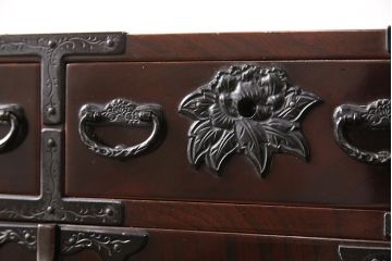 中古　門間箪笥店(門間屋)　仙台箪笥　木地呂塗り　小ぶりながらも存在感を放つ小箪笥(定価約24万円)(小引き出し、卓上収納、小タンス)(R-053181)