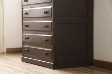 中古　北海道民芸家具　シックな色合いが大人の雰囲気を醸し出すチェスト(引き出し、整理タンス、収納タンス、衣装箪笥)(R-053183)