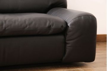 中古　美品　arflex(アルフレックス)　BENGODI(ベンゴディ)　本革　贅沢kなくつろぎの空間を演出する3人掛けレザーソファ(3Pソファ)(定価約230万円)(R-053184)