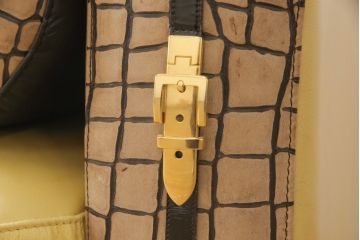 中古　GUCCI(グッチ)　Formitalia(フォルミタリア)　本革　目を惹く存在感で上質な空間づくりを叶えるレザーソファ(三人掛け、アームソファ)(定価約190万円)(R-053185)
