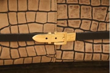 中古　GUCCI(グッチ)　Formitalia(フォルミタリア)　本革　目を惹く存在感で上質な空間づくりを叶えるレザーソファ(三人掛け、アームソファ)(定価約190万円)(R-053185)