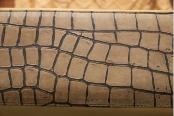 中古　GUCCI(グッチ)　Formitalia(フォルミタリア)　本革　目を惹く存在感で上質な空間づくりを叶えるレザーソファ(三人掛け、アームソファ)(定価約190万円)(R-053185)