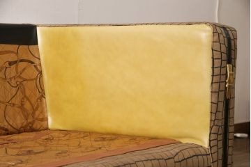 中古　GUCCI(グッチ)　Formitalia(フォルミタリア)　本革　目を惹く存在感で上質な空間づくりを叶えるレザーソファ(三人掛け、アームソファ)(定価約190万円)(R-053185)