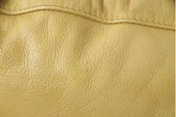中古　GUCCI(グッチ)　Formitalia(フォルミタリア)　本革　目を惹く存在感で上質な空間づくりを叶えるレザーソファ(二人掛け、アームソファ)(定価約160万円)(R-053186)