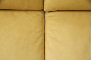 中古　GUCCI(グッチ)　Formitalia(フォルミタリア)　本革　目を惹く存在感で上質な空間づくりを叶えるレザーソファ(二人掛け、アームソファ)(定価約160万円)(R-053186)