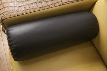中古　GUCCI(グッチ)　Formitalia(フォルミタリア)　本革　目を惹く存在感で上質な空間づくりを叶えるレザーソファ(二人掛け、アームソファ)(定価約160万円)(R-053186)