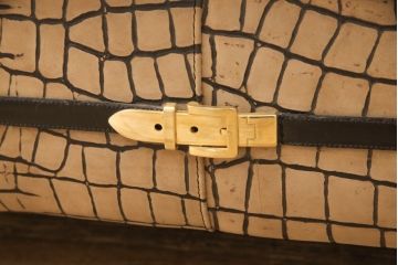 中古　GUCCI(グッチ)　Formitalia(フォルミタリア)　本革　目を惹く存在感で上質な空間づくりを叶えるレザーソファ(二人掛け、アームソファ)(定価約160万円)(R-053186)