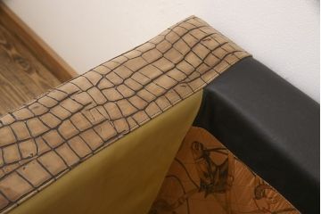 中古　GUCCI(グッチ)　Formitalia(フォルミタリア)　本革　目を惹く存在感で上質な空間づくりを叶えるレザーソファ(二人掛け、アームソファ)(定価約160万円)(R-053186)