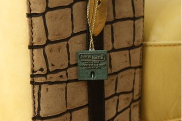 中古　GUCCI(グッチ)　Formitalia(フォルミタリア)　本革　目を惹く存在感で上質な空間づくりを叶えるレザーソファ(一人掛け、アームソファ)(定価約60万円)(R-053187)