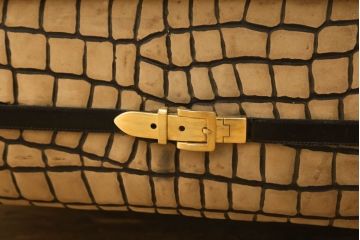 中古　GUCCI(グッチ)　Formitalia(フォルミタリア)　本革　目を惹く存在感で上質な空間づくりを叶えるレザーソファ(一人掛け、アームソファ)(定価約60万円)(R-053187)